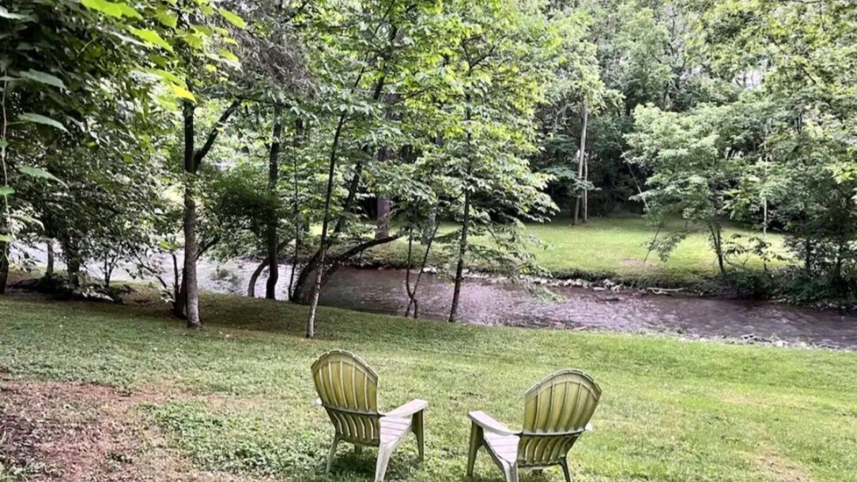 Bristol Cabin | Relaxing Creekside Retreat - Firepit, Outdoor Dining, Creek View, Sleeps 4