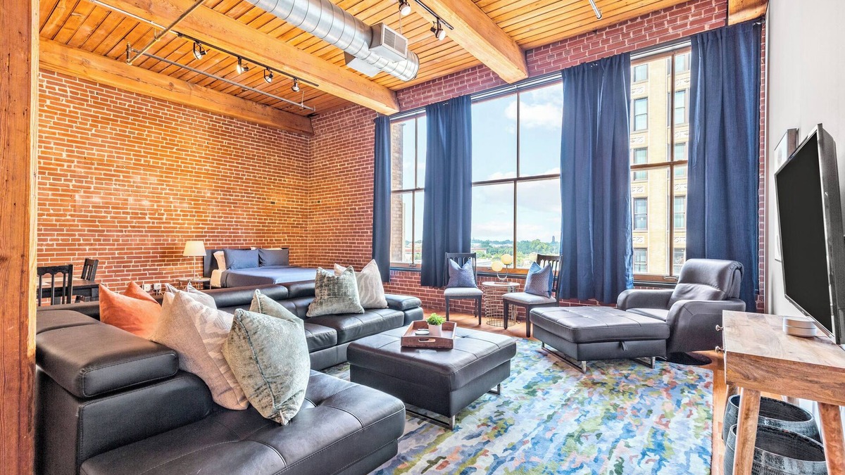 Downtown West Apartment | Relaxing Downtown Loft-Walk to Conventions/Games