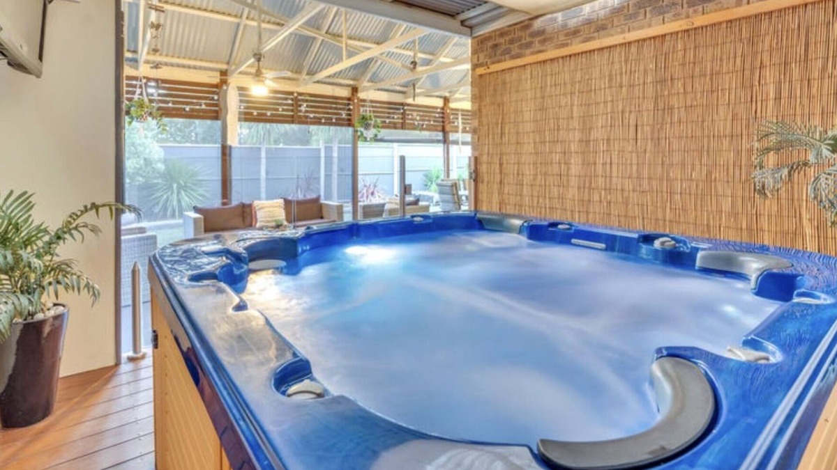 Craigieburn House | Relaxing Family & Business Getaway in Craigieburn with Heated Spa