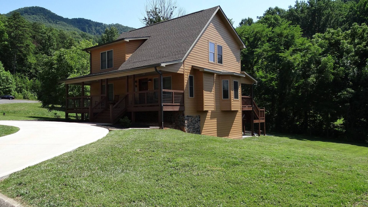 Wears Valley Cabin | Relaxing Family Cabin, Easy Access, Large Yard & Game Rm, Fire Pit, HotTub, WiFi