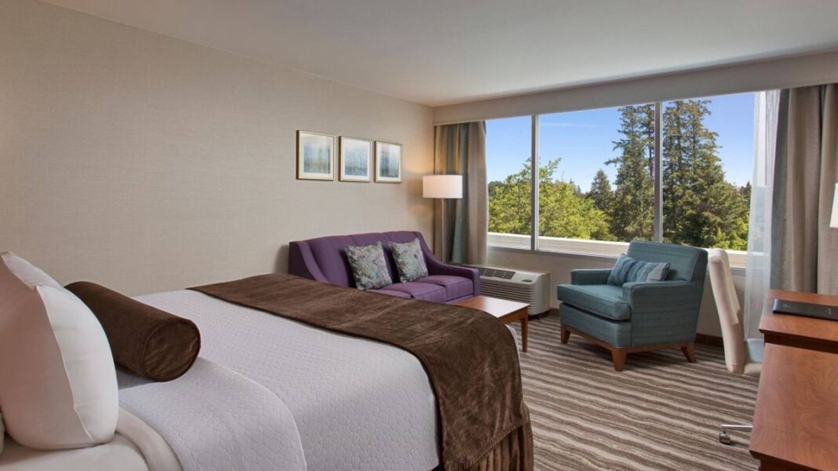 Lake Forest House | Relaxing Getaway Awaits! 2 Comfortable Units, Pool, Parking and Shuttle