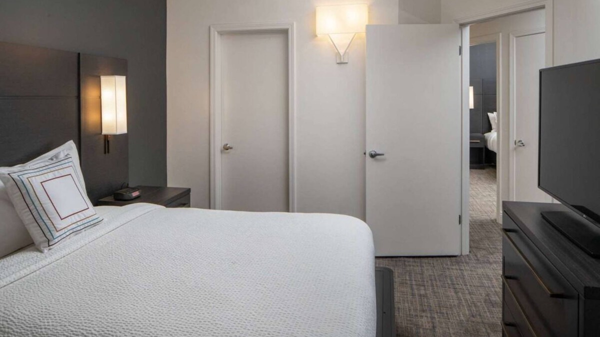Arts/Warehouse District Hotel | Relaxing Getaway Awaits! Two Comfortable Suites, Outdoor Pool, Free Breakfast!