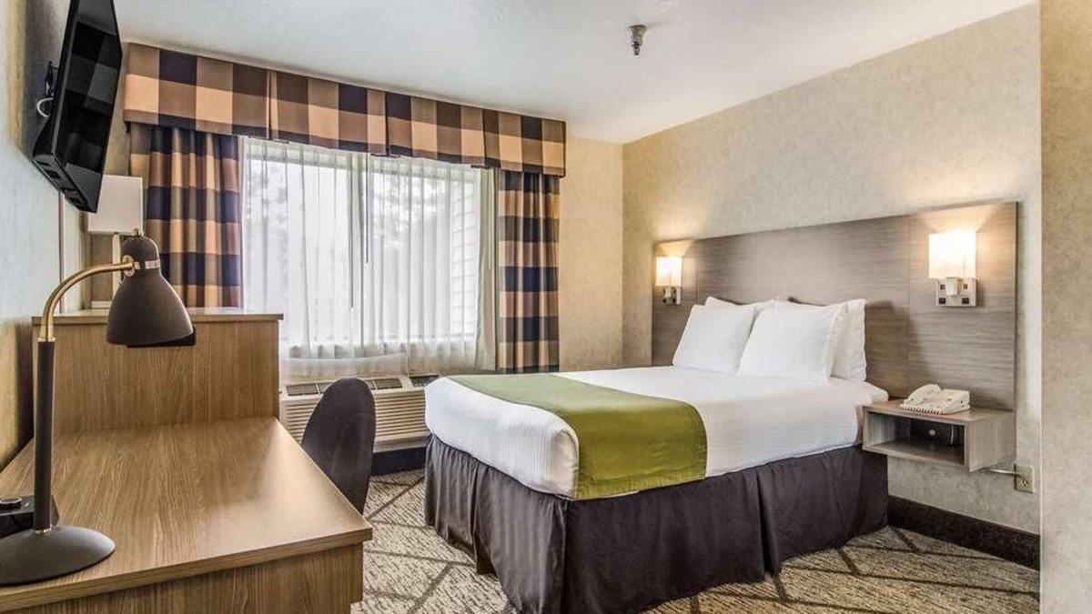 Poulsbo Resort | Relaxing Getaway in GuestHouse Poulsbo with FREE Parking & Bfast, Pets Allowed!
