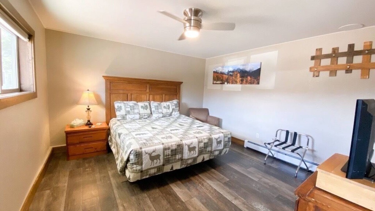 Oak Creek Hotel | Relaxing Getaway in our King Kitchenette at Lodges of Oak Creek!