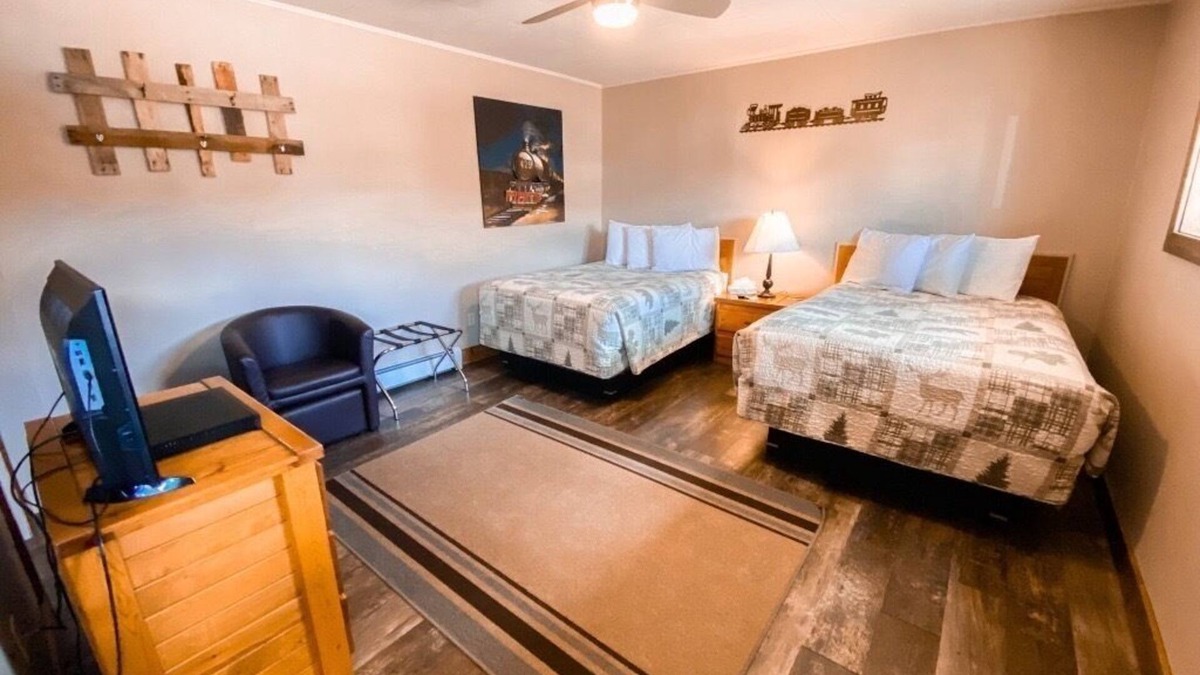Oak Creek Hotel | Relaxing Getaway in our Double Kitchenette at Lodges of Oak Creek!