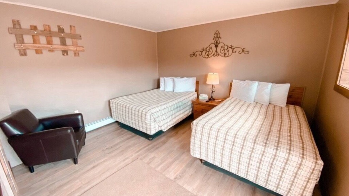 Oak Creek Hotel | Relaxing Getaway in our Deluxe Room at Lodges of Oak Creek!