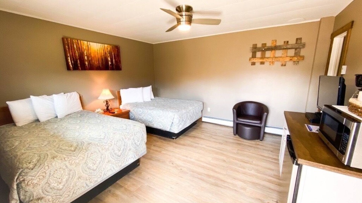 Oak Creek Hotel | Relaxing Getaway in our Staple Room at Lodges of Oak Creek!