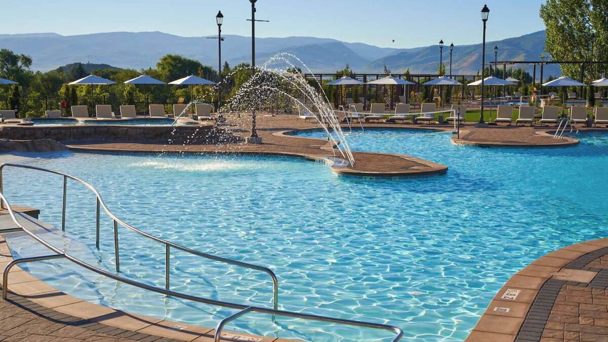 Midway Hotel | Relaxing Getaway – Spa, Golf & Hot Springs Access!