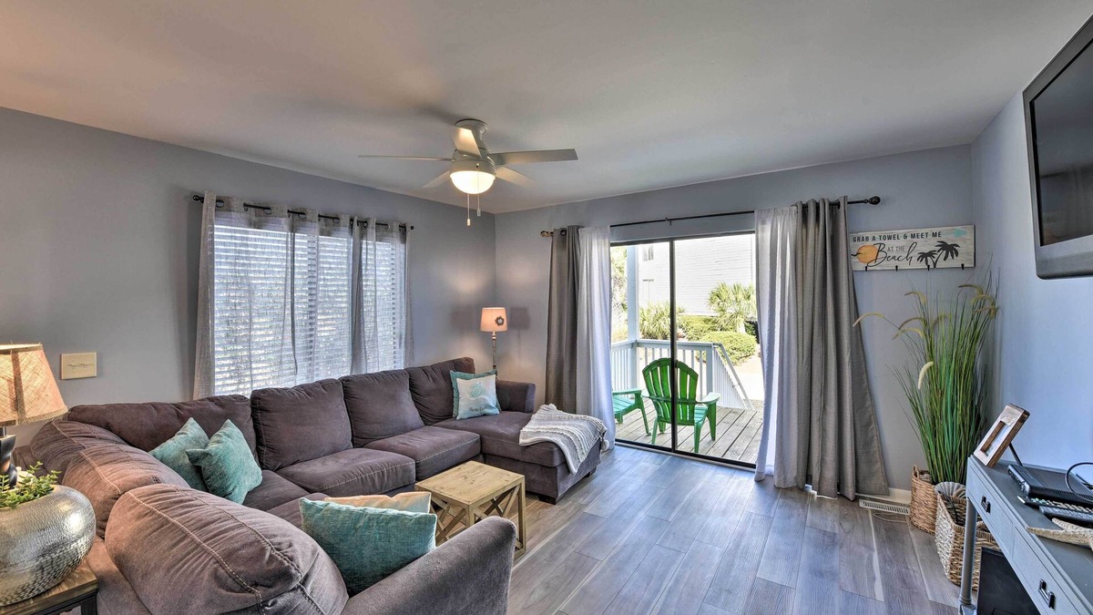 Oceanmarsh Subdivision Condo | Relaxing Harbor Island Condo: Walk to the Beach!
