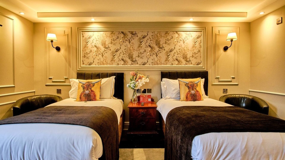 Tyndrum Hotel | Relaxing Highland Getaway + Breakfast, Pool Table, Table Tennis & Nature Walks