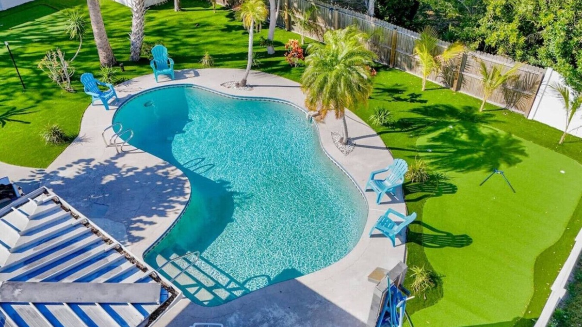 Largo Apartment | Relaxing home Mini-Golf/heated pool 2/2