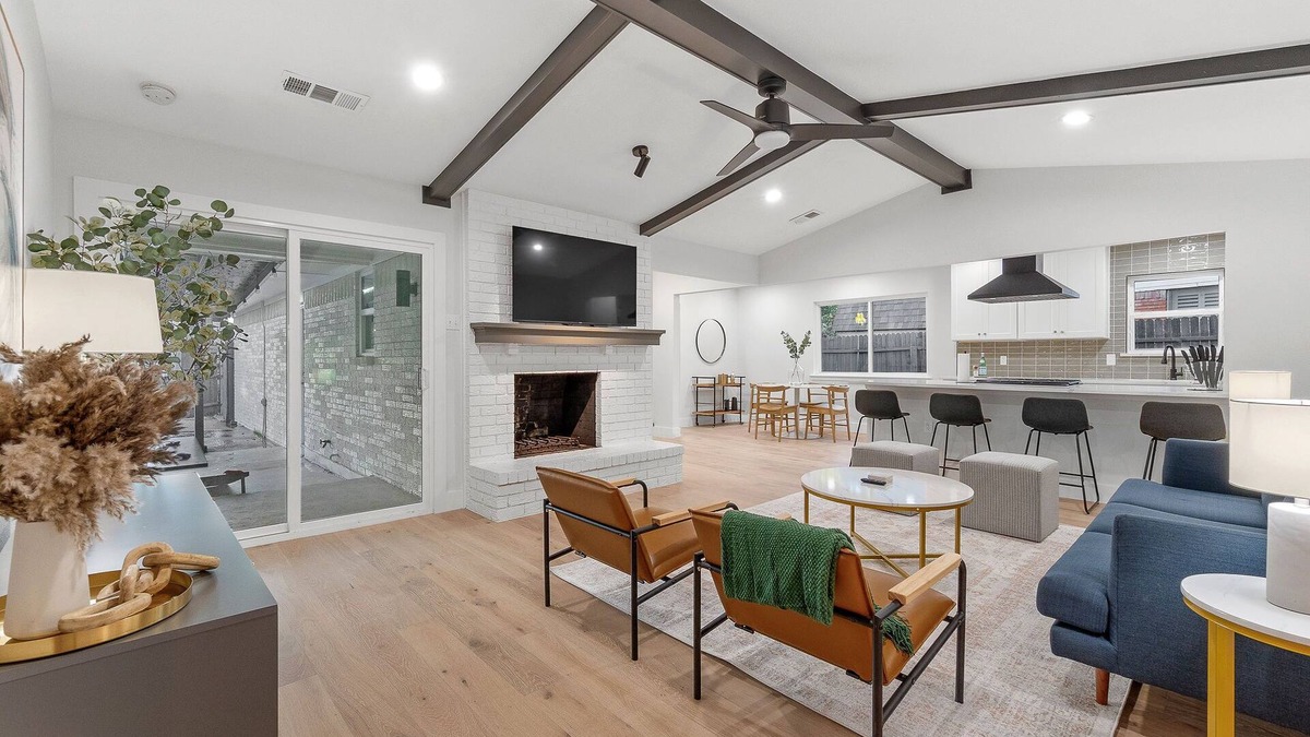 Buckner Terrace - Everglade Park House | Relaxing home with heated Pool and Spa & photo wall