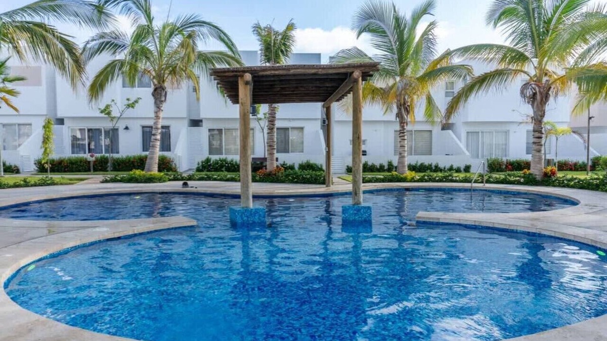 Cerritos House | Relaxing Home with Pool – 3 Minutes to Sand & Sea