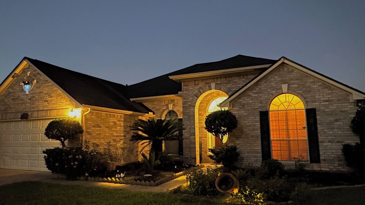 Tomball House | Relaxing home with Smart TVs in all Bedroom, Breakfast & Fast Tesla Charger