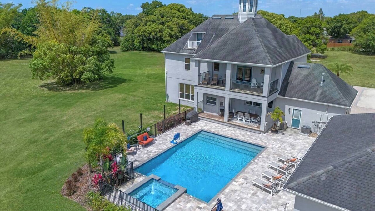 Saint Cloud House | Relaxing in the cloud