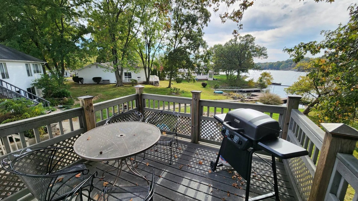 Marion House | Relaxing lake front home with beautiful view on the lake, sleeps 7.