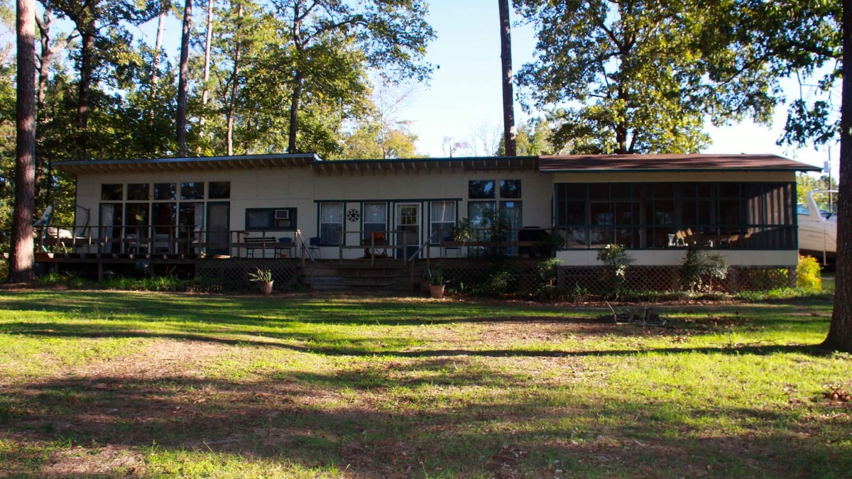 Jefferson House | Relaxing Lake Front Property On Lake O the Pines Near Jefferson, Tx.