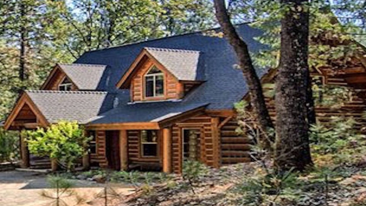 Lakehead House | Relaxing Lake Retreat Pool Hot Tub Fire Pit Game Room