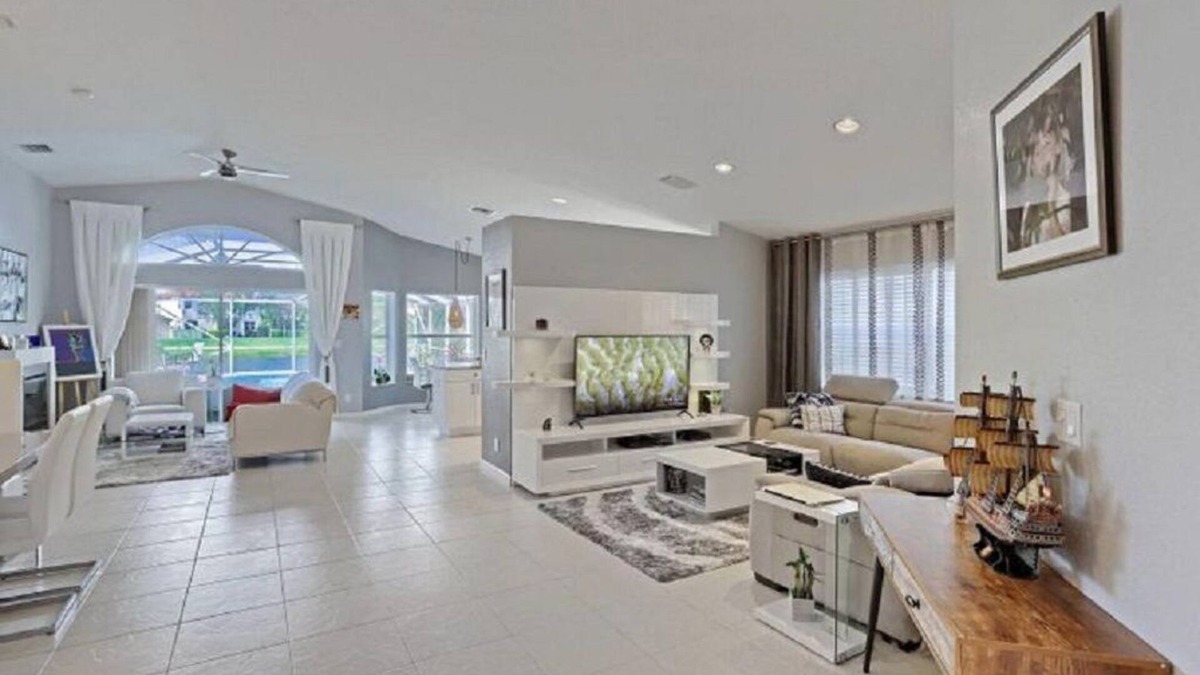 Lakefield South House | Relaxing Lakeside house in Banbury, Wellington