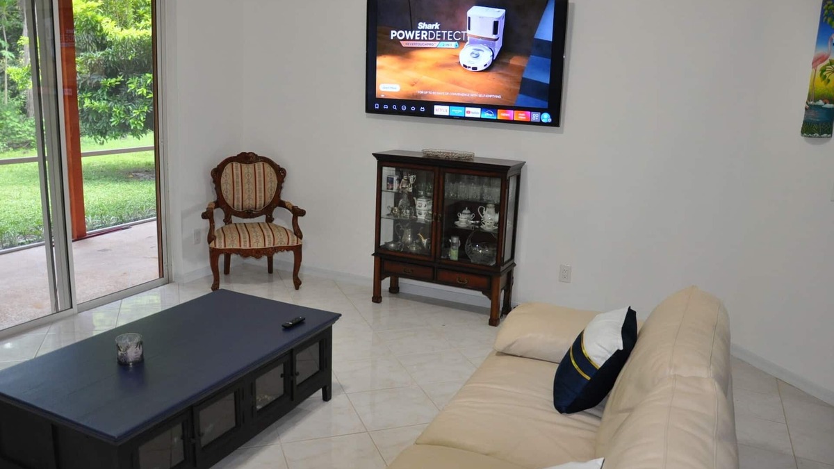 Crown Pointe House | Relaxing Modern 4BR Family Oasis in Napes- 10 Min to Beach & Downtown Fun