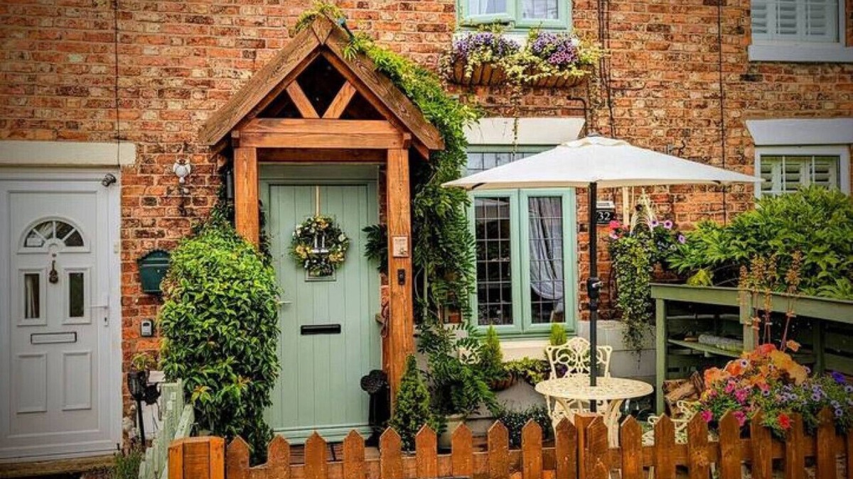Nantwich House | Relaxing Nantwich escape with hot tub & private suite