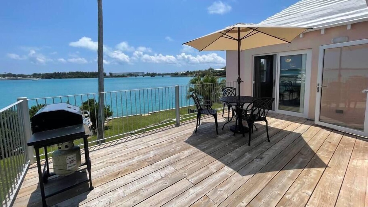 St. George's House | Relaxing One Bedroom with Patio Ocean Views