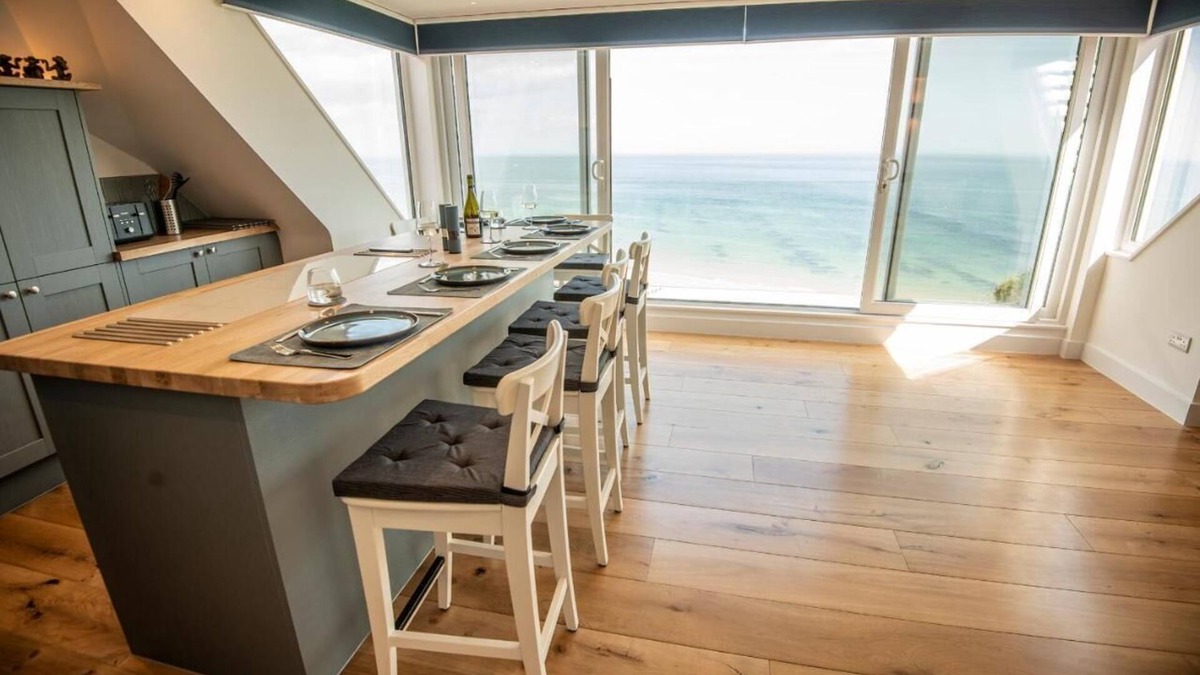Swanage Apartment | Relaxing penthouse break overlooking the sea with a 150m to the sandy beach