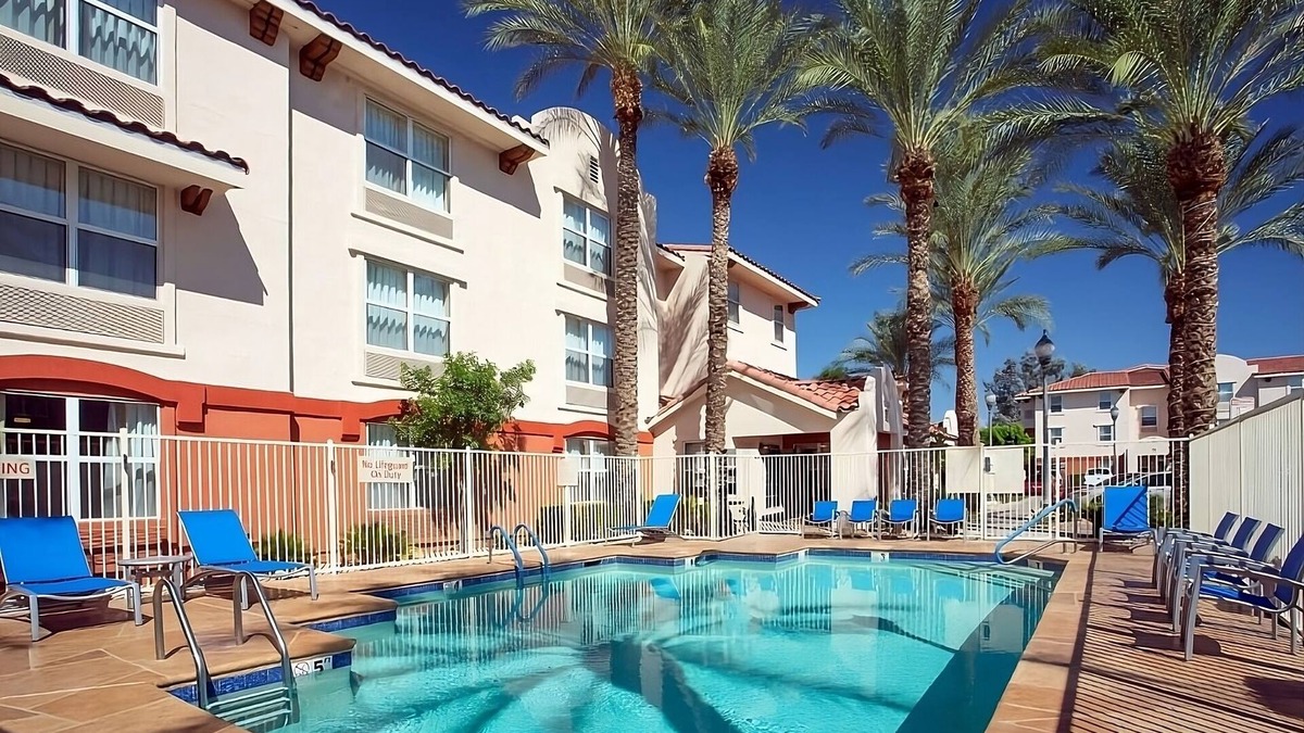 Shea Business Park Hotel | Relaxing Pet-Friendly Property in Scottsdale, With Kitchen and Pool!