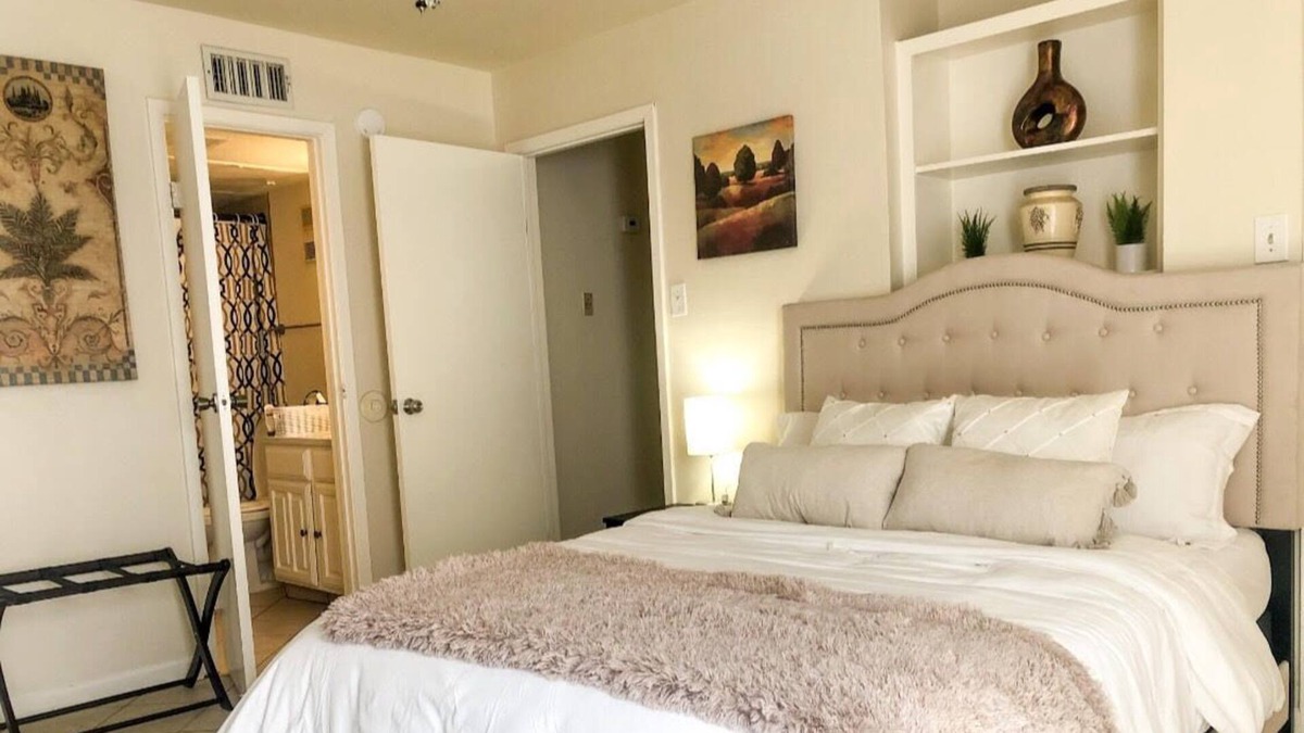 Woodforest Condo | Relaxing Queen Bed Suite/25 Minute Away From Downtown