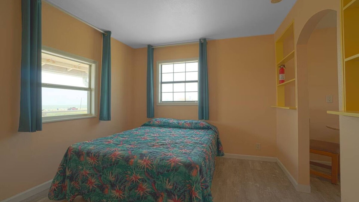 North Beach Hotel | Relaxing Queen Room by USS Lexington – Pet Friendly w/Free Parking