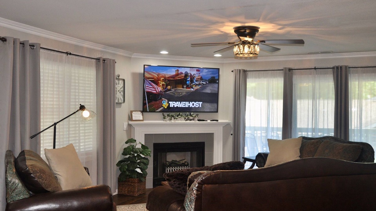 Table Rock Condo | "Relaxing Retreat" No Stairs~Indoor Pool~Wifi~Lake View~Golf~Trout~Pickleball
