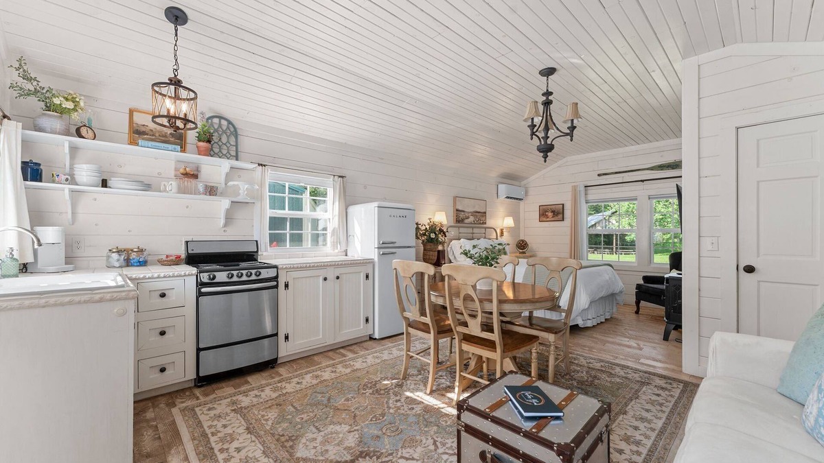 Blue Eye Cottage | Relaxing Retreat | Woods, WiFi, Porch, and Serenity