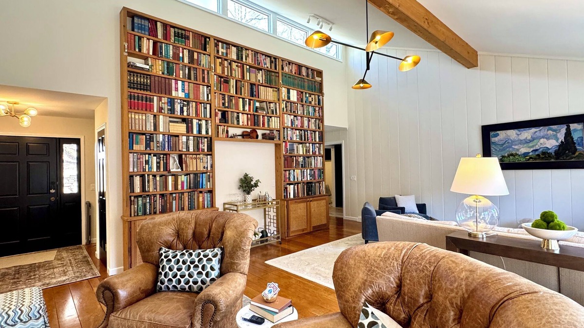 Burnsville House | Relaxing Riverfront View+Hot Tub+Fire Table+Fast WiFi+New Kitchen