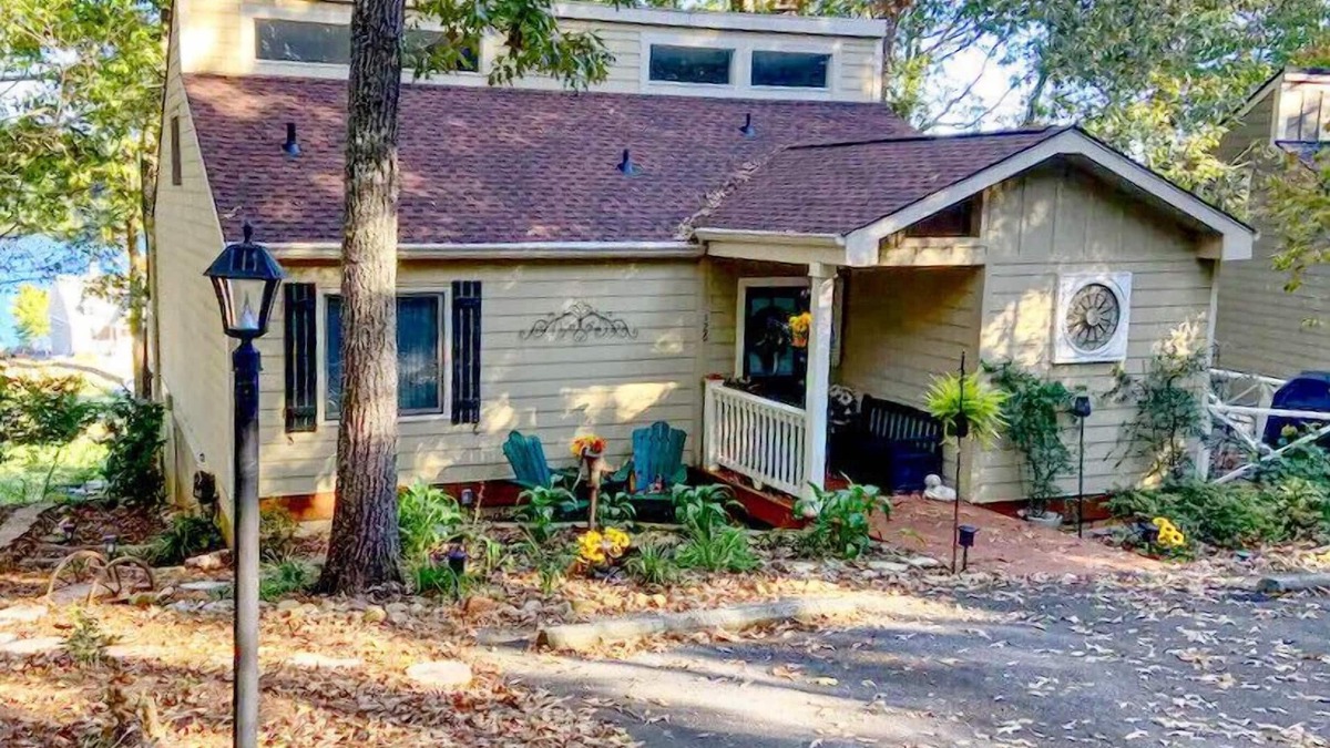 Waleska House | Relaxing, Romantic, Charming! Lovely Family Lake Home with Refreshing Lake View