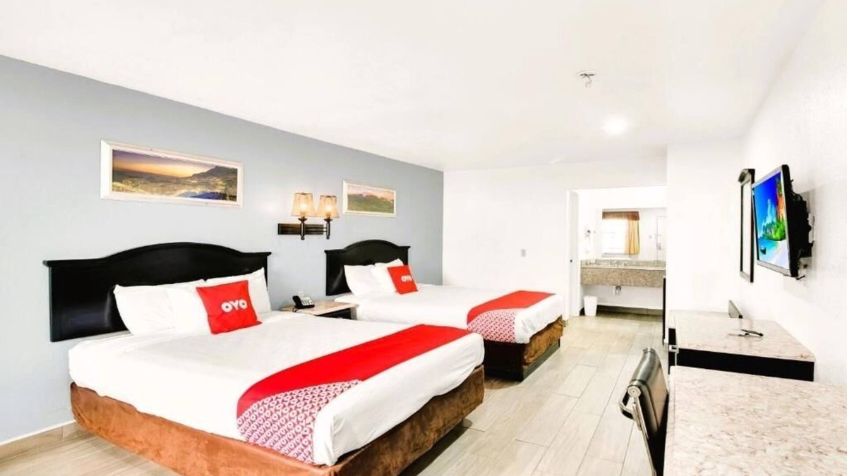 Oakville Hotel | Relaxing Room Close to Choke Canyon – Free Parking, Pet Allowed & Pool