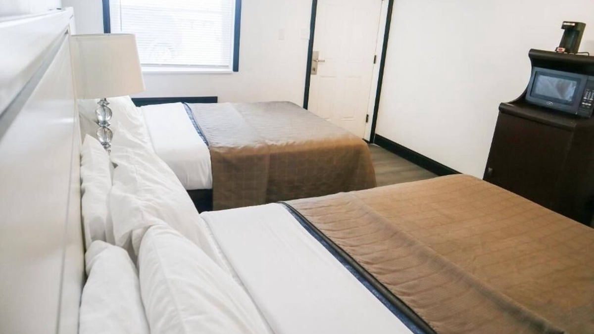 Ronks Hotel | Relaxing Room near Dutch Wonderland – Parking on Premises