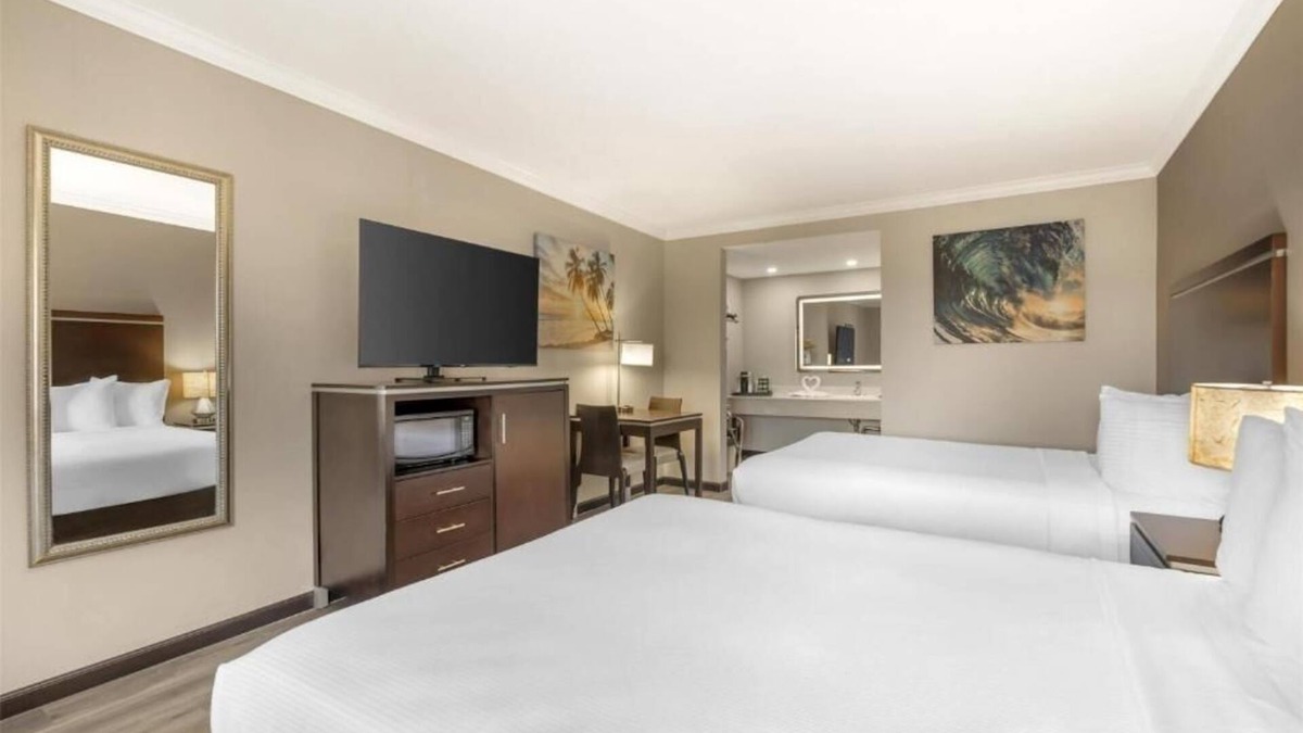 North Redondo Hotel | Relaxing Room w/Comfortable Bed + Spacious Layout Near Redondo Beach