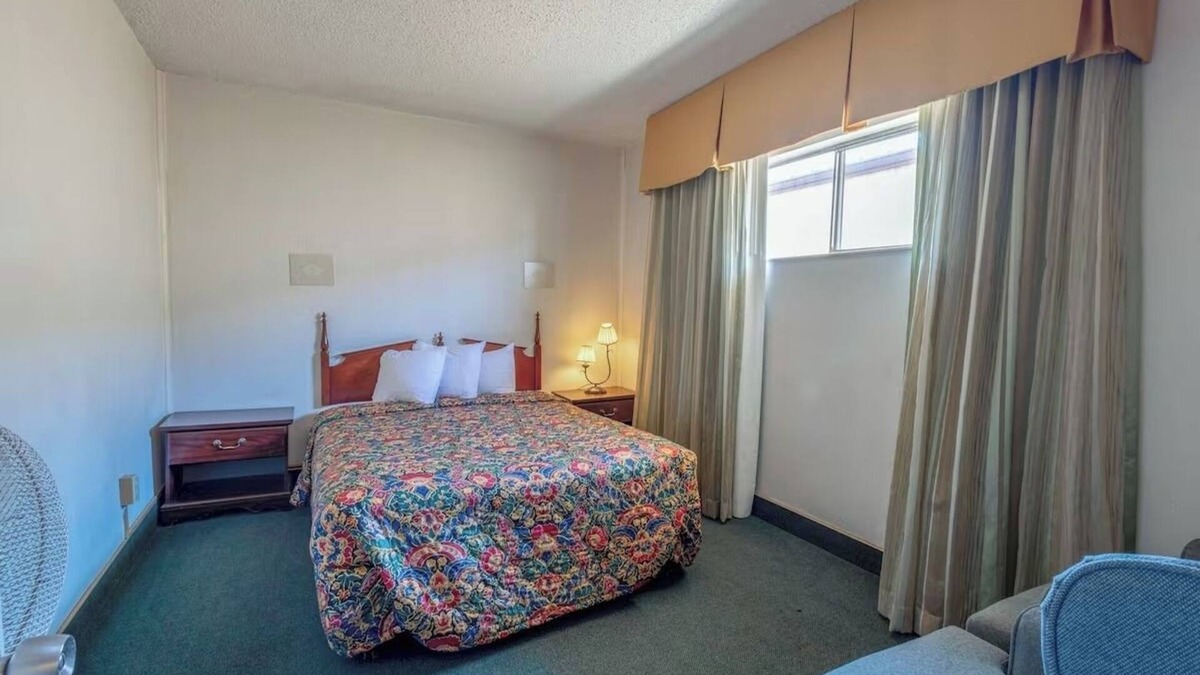 Allison Hotel | Relaxing Room w/Premium Cable Just Miles From Gallup Airport & Local Dining