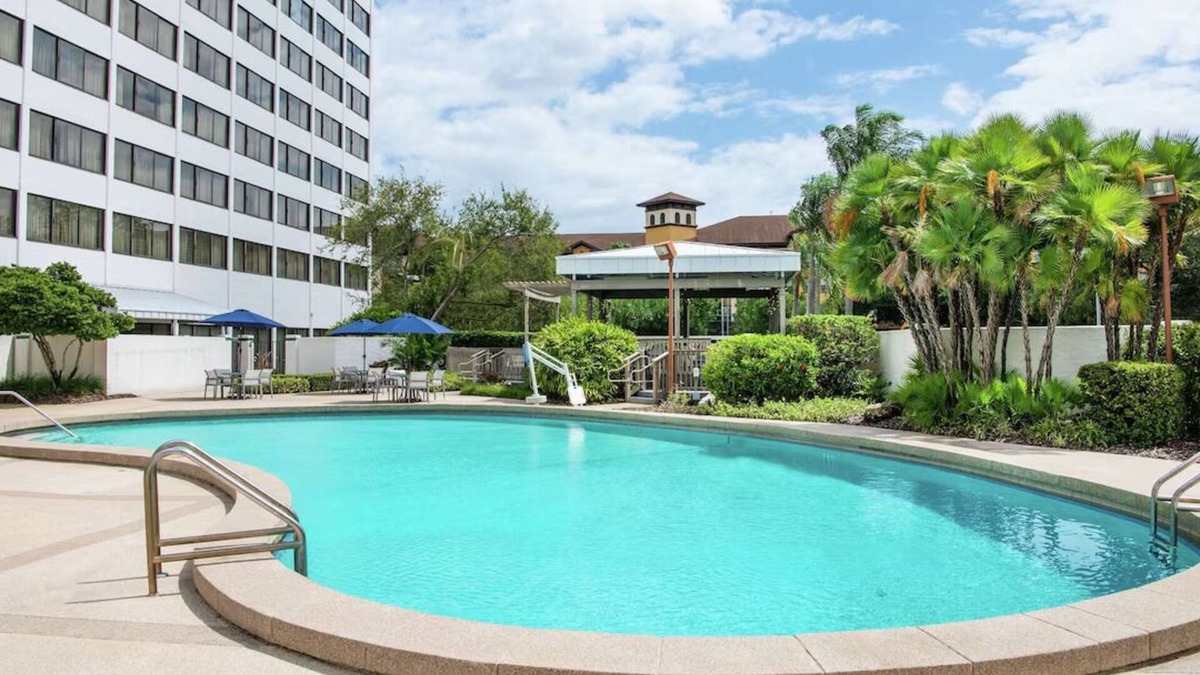Carver City - Lincoln Gardens Hotel | Relaxing Room with Pool Access - Perfect Tampa Stay Near the Airport