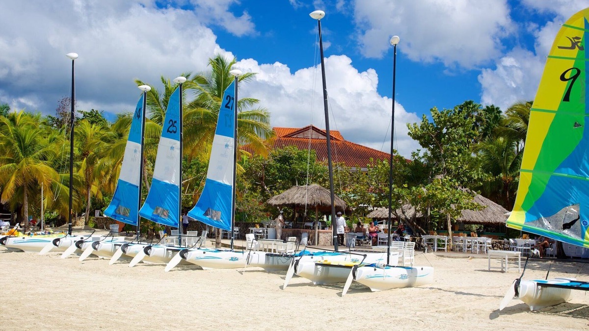 Lucea Apartment | Relaxing seashore home with AC &WiFi in Lovely Lucea-btw MoBay & Negril-30 Mins