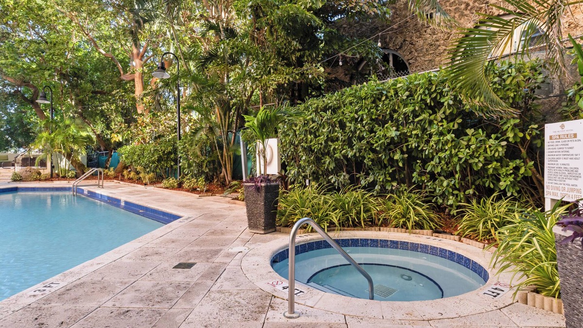 Coconut Grove Hotel | Relaxing Stay! 2 1BR Units w/Kitchen, Parking! Short Walk to Dinner Key Marina!