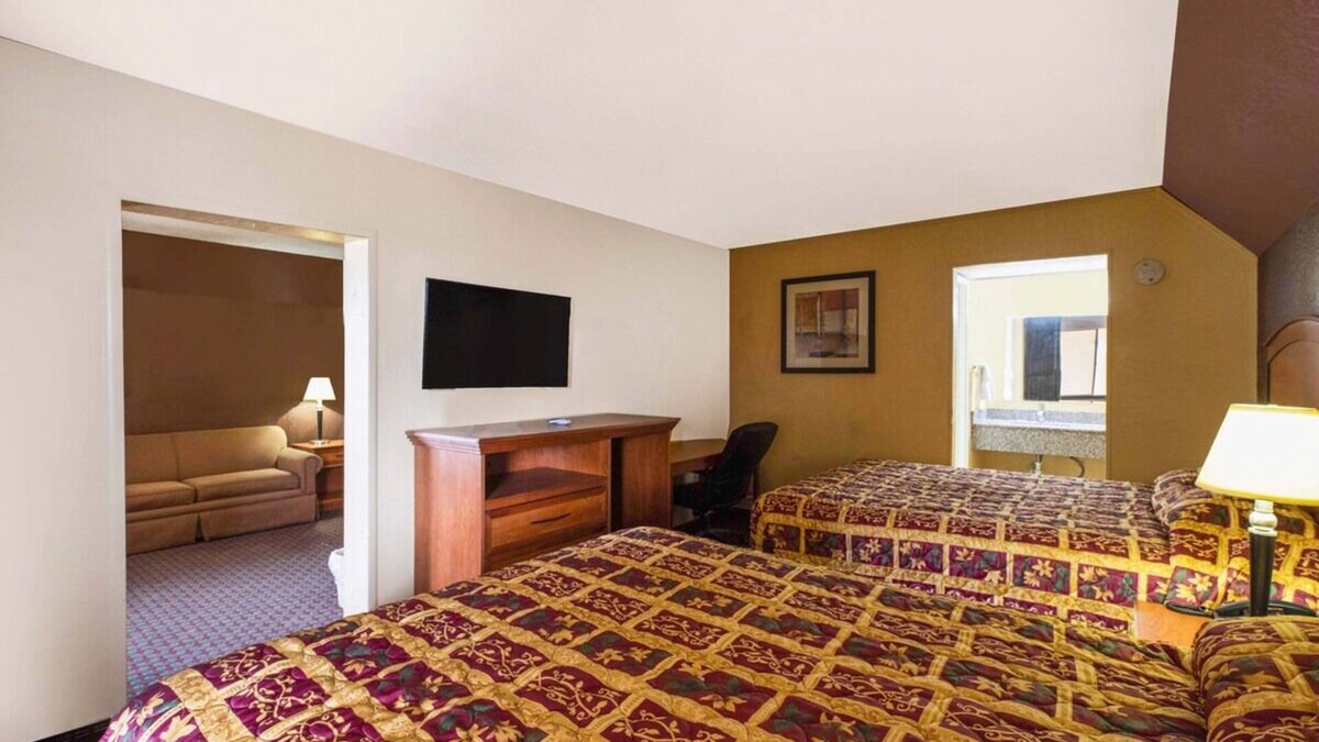Odessa Hotel | Relaxing Stay with Kitchenette Near UTPB & Airport w/Parking Included