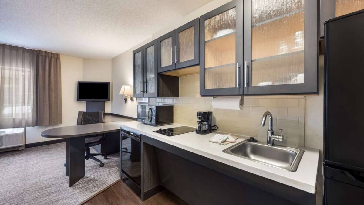 Warren Apartment | Relaxing Studio w/Fully-equipped Kitchen! Pets Allowed, BBQ Facilities, Parking