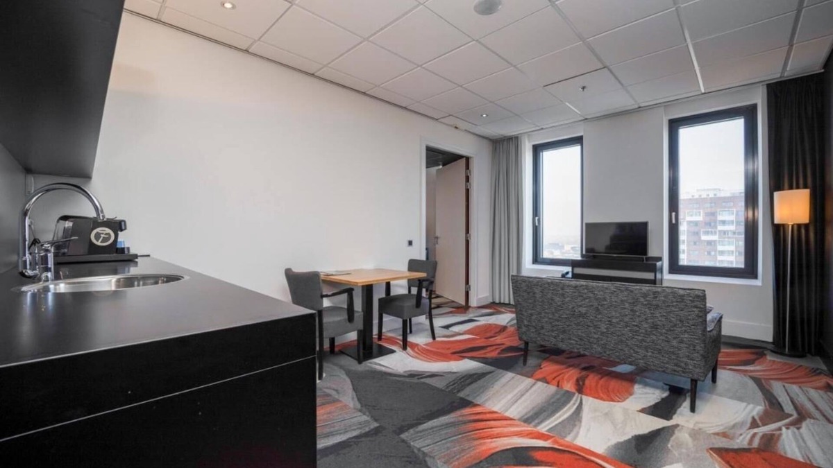 Leiden Hotel | Relaxing Suite with Pool Near Art Cafés and Walkable Leiden