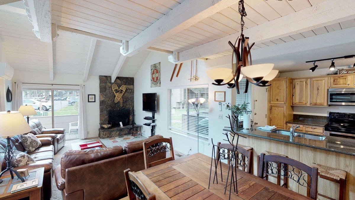 Tennis Village Condo | Relaxing Sunriver Condo with A/C, Fireplace and BBQ