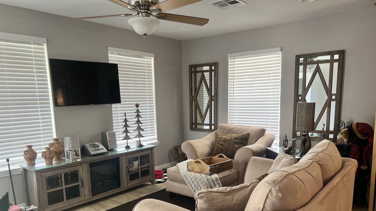 Springfield House | Relaxing sweet peaceful 2 bedroom 1.5 bathroom bungalow