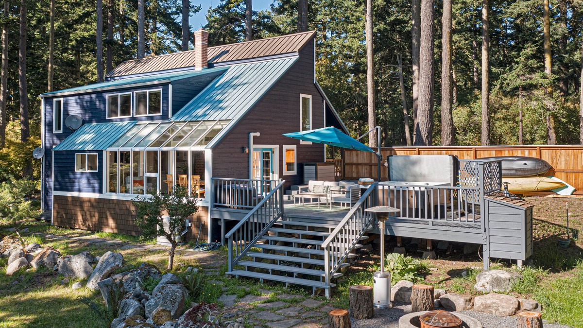 Friday Harbor House | Relaxing two-bedroom, hot tub, pet friendly (HH)