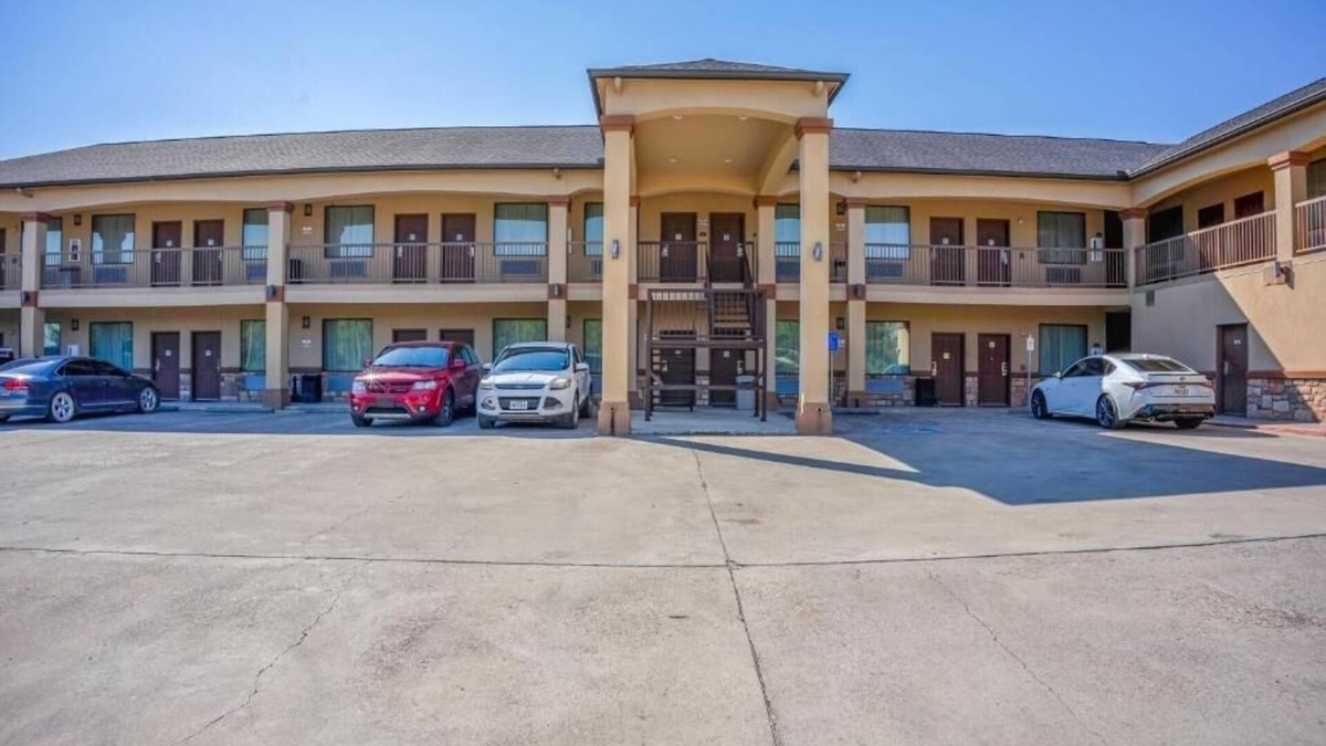 Moulton Hotel | Relaxing Unit Near Tracie’s Bar With Parking And Daily Breakfast