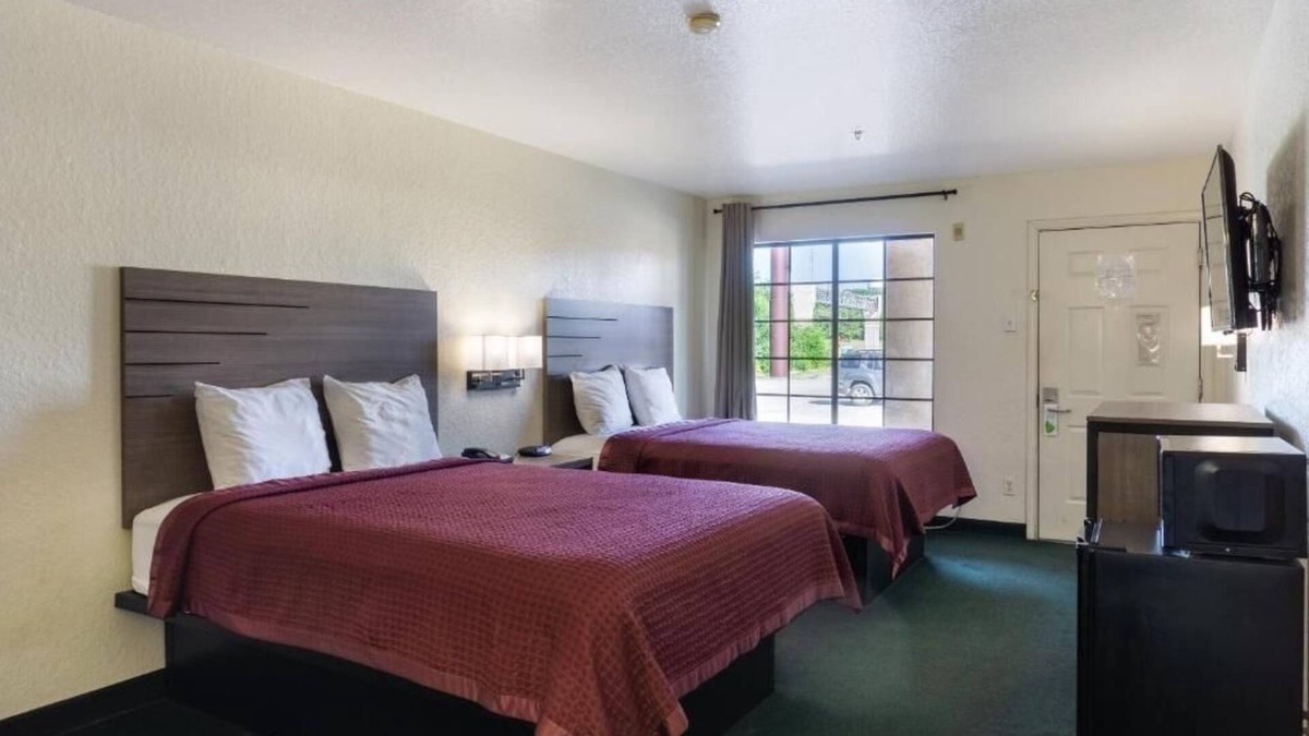 San Antonio Hotel | Relaxing Unit Near SeaWorld and Six Flags + Free Parking