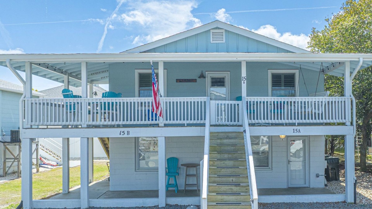 Wrightsville Beach House | RELAXING upper unit of duplex house - 5 minute walk to beach & Banks Channel